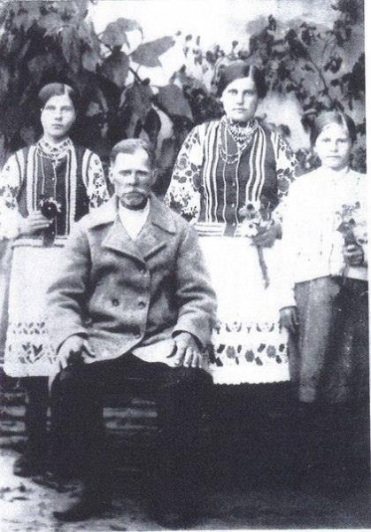 Голова сімейства Данило Ладанчук, з трьома дітьми. Село Раків Ліс, Камінь- Каширщина, Волинь, 1915 рік.