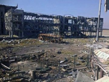 Вогонь в аеропорту Донецька припинили