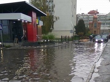 Луцьк поплив: через несправну каналізацію вулиці міста затопило. ФОТО. ВІДЕО