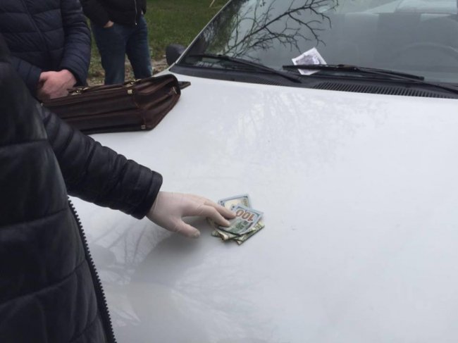Волинський адвокат видурив у клієнта тисячу доларів