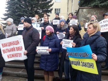 У Луцьку – мітинг противників вакцинації. ФОТО