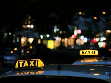Пасажир таксі у Луцьку погрожував водієві пістолетом