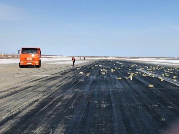 Розкидано на полях: в Росії з літака випало 9 тонн золота