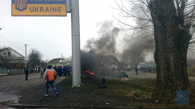 На «Устилузі» заблокували дорогу: «бляхарі» палять шини і ускладнюють рух. ФОТО. ВІДЕО