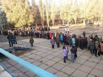На Донбасі - черги до виборчих дільниць. ФОТО