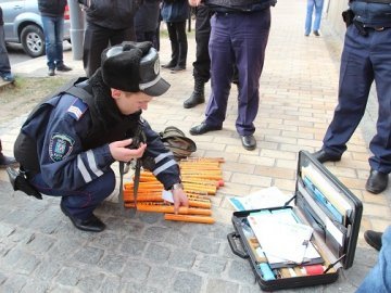 Учасники мітингу у Києві прийшли на акцію з піротехнікою, ножами та кастетами. ФОТО. ВІДЕО