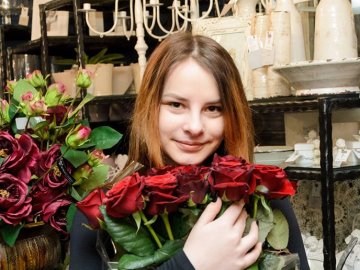 Волонтери закликають привітати з днем народження дівчину з Волині, вітчим якої загинув на Донбасі