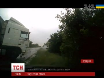 Диво при ДТП на Одещині: фура перекинула маршрутку, але ніхто не постраждав. ВІДЕО
