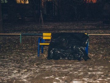 У Києві на дитячому майданчику знайшли мертвого чоловіка