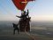 Рекорд на висоті 660 метрів: чоловік пройшов між повітряними кулями