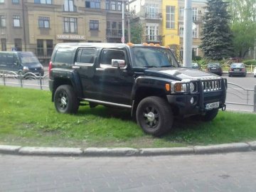 У центрі Луцька автохам припаркував свій «сарай» на газоні. ФОТО