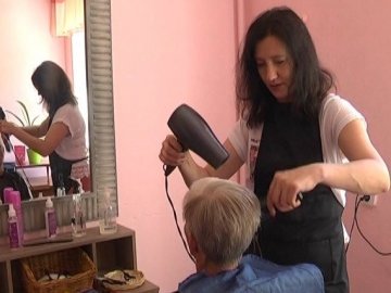 У селі на Волині запрацювала безкоштовна перукарня: клієнти у захваті
