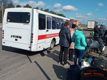 Волинські рятувальники перевезли майже 500 людей, які застрягли на польському кордоні