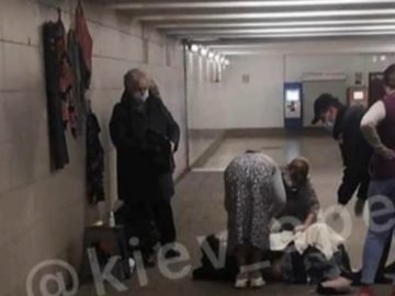У Києві жінка народила просто на станції метро 