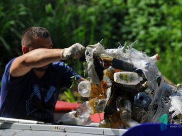 У Луцьку еко-активісти дістали тонну сміття зі Стиру. ФОТО
