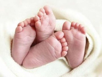 На Житомирщині жінка, яку позбавили батьківських прав на сімох дітей, вбила новонароджених двійнят