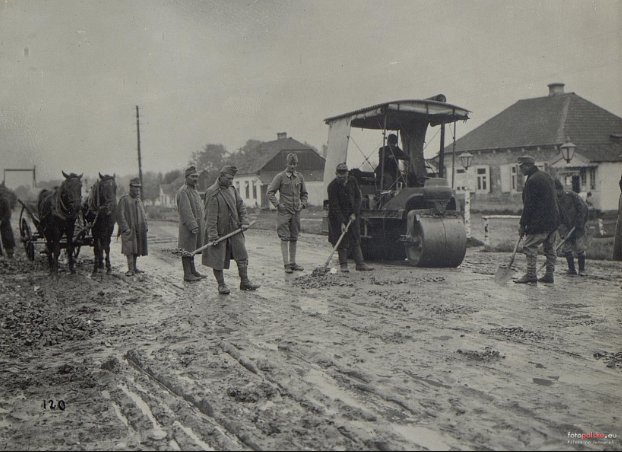Ремонт дороги на Волині. Ремонтують солдати айстро-угорської армії.