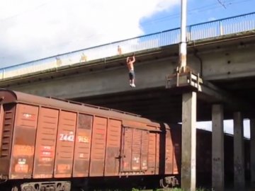 Екстрим у Луцьку: чоловік зістрибнув на потяг. ВІДЕО