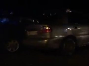 Аварія в Луцьку: рятувальники зрізали клеми через загрозу вибуху. ВІДЕО