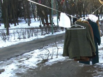 У Луцьку в парку невідомі благодійники розвісили одяг для нужденних. ВІДЕО