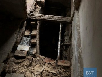 УЖК компенсувала вартість робіт: мешканці будинку, де в під'їзді провалилась підлога, залатали провалля