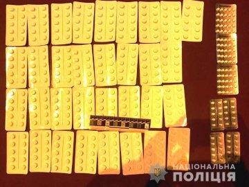 У пасажира маршрутки «Київ–Луцьк» виявили велику кількість нарковмісних таблеток