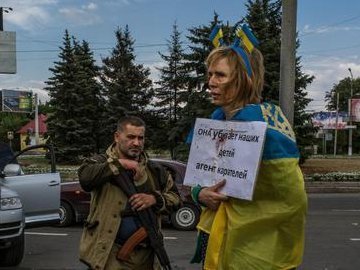 У «ДНР» жінку прив'язали до «стовпа ганьби» й знущаються з неї. ФОТО