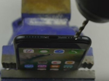 Власники новеньких iPhone7 свердлять дірки для навушників. ВІДЕО