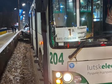 У Луцьку на мосту – аварія за участю тролейбуса та автівки. ФОТО
