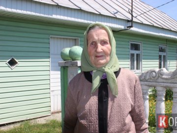 Виступає на концертах і хазяйнує на городі: як у селі на Волині живе 95-річна бабуся