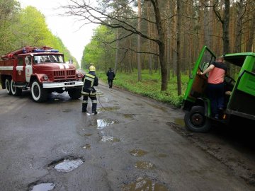 На Волині рятувальники витягли автомобіль, який злетів у кювет