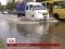 У Києві через зливу утворилася велика калюжа, в якій затонула маршрутка. ВІДЕО