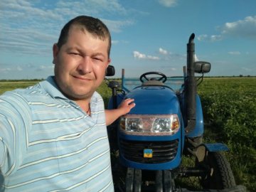 «Жити в селі – гріх не працювати»: волинський священник допомагає людям в господарстві