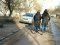 Через автохама у Луцьку молоді мами з візочками гуляють на дорозі. ФОТО