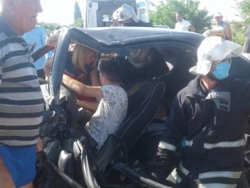 Внаслідок лобового зіткнення автомобілів у Запорізькій області постраждали чотири дитини