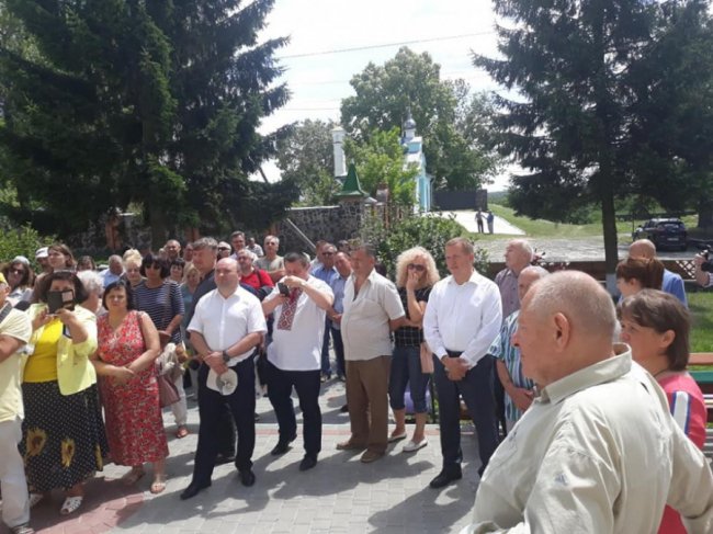 Відомому українському дипломату відкрили дошку пам'яті у селі на Волині. ФОТО