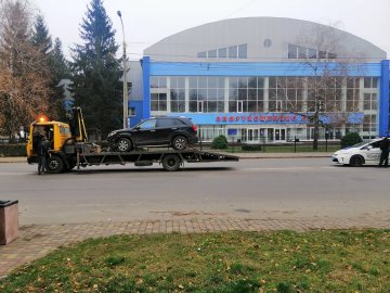 У Луцьку – аварія: позашляховик евакуювали