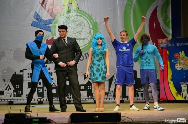«Ікра» вивела на сцену «синіх людей», серед яких був і ведучий КВНу Андрій Зубенко в образі сторожа дяді Колі.