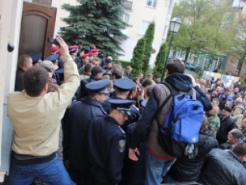 У Тернополі мітингувальники взяли штурмом міськраду