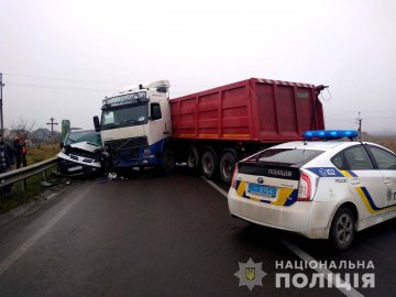 На Рівненщині лучанин на вантажівці врізався у мікроавтобус: двоє потерпілих  