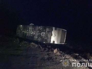 Рейсовий автобус з пасажирами перекинувся поблизу Авдіївки: є постраждалі. ФОТО