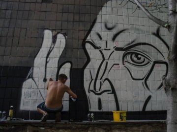 Вуличний художник з Луцька розмалював київський будинок. ФОТО