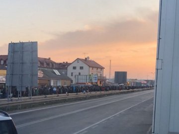 На кордоні з Польщею застрягли тисячі українців, які хочуть повернутися додому. ВІДЕО