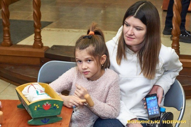 Лучанам презентували дитячі іграшки часів Лесі Українки. ФОТО