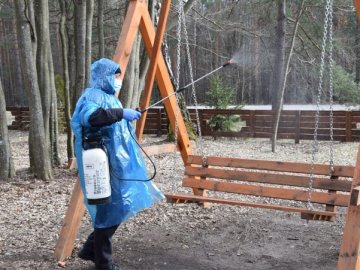 Волинські лісівники проводять дезінфекцію зон рекреації. ФОТО