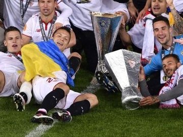 Переможці Ліги Європи святкували виграш з українським прапором. ФОТО
