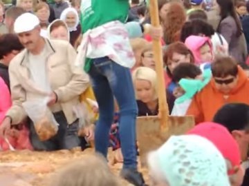 Росіян нагодували яблучним пирогом з лопати. ВІДЕО