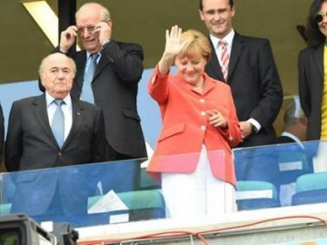 Українці «бомблять» Меркель у соцмережах: «Danke, Frau Ribbentrop!» ФОТО