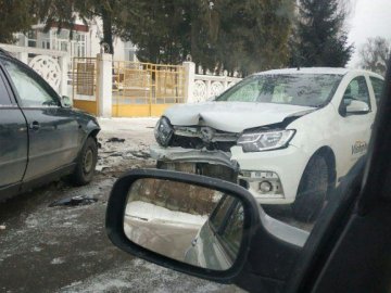 Лоб в лоб: у Луцьку на Шевченка влупилися дві машини. ФОТО