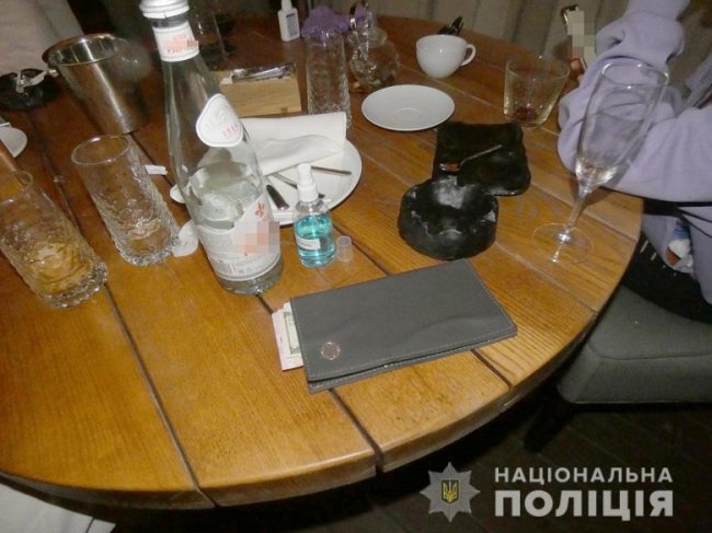 У Києві поліція «накрила» ресторан, який працював під час карантину. ФОТО